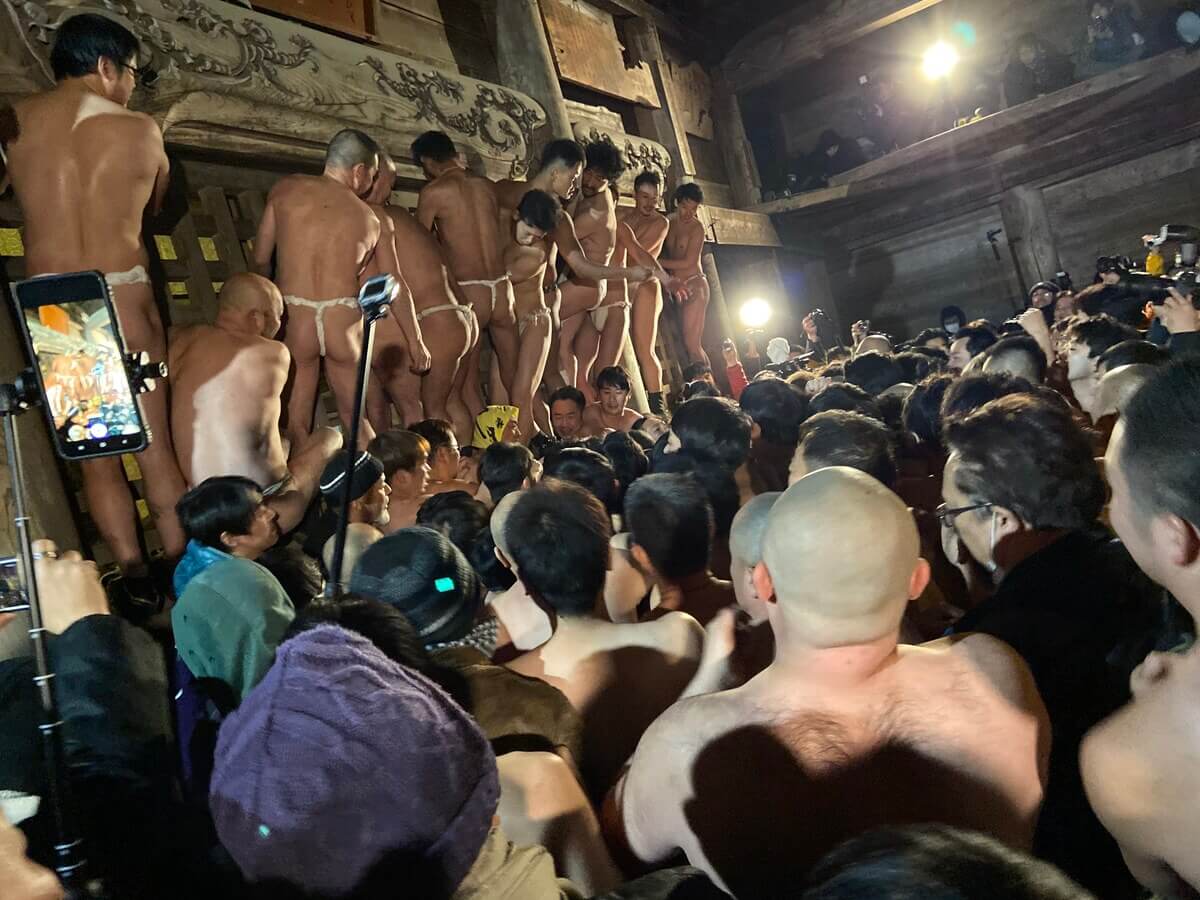 【黒石寺蘇民祭・盛り上がりポイント】蘇民袋争奪戦1
