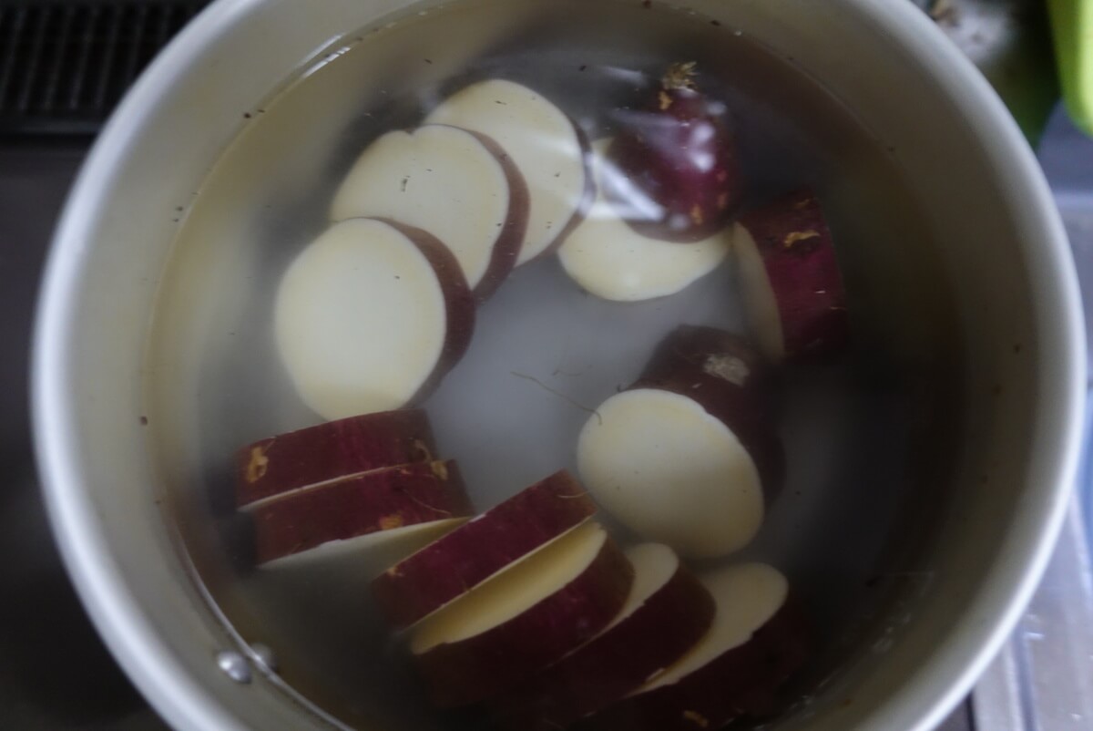 さつまいもを鍋に投入