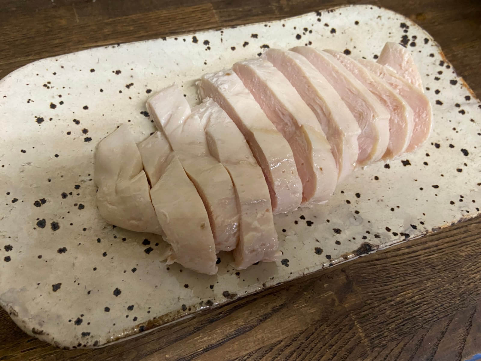 BONIQで加熱調理した鶏むね肉をお皿に盛りつける