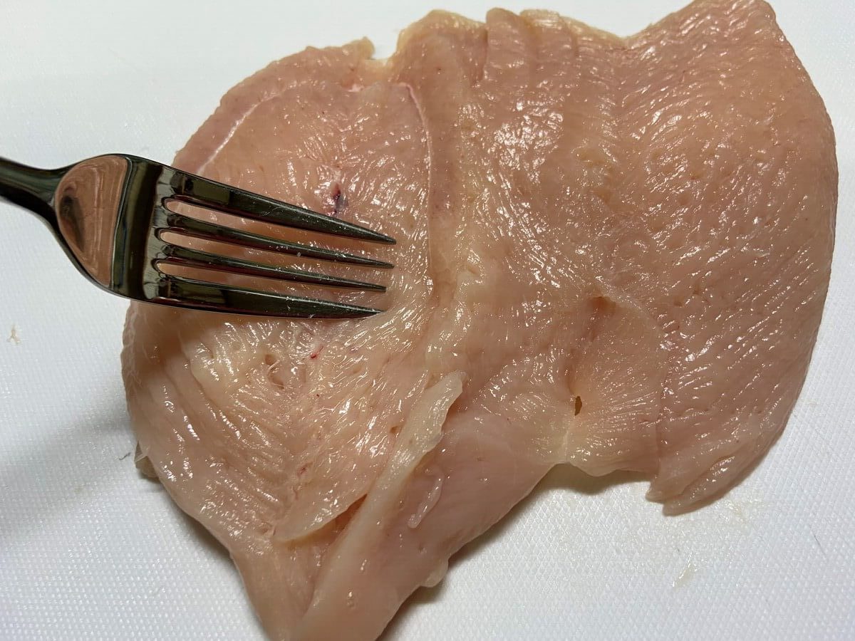 鶏むね肉にフォークで穴開ける