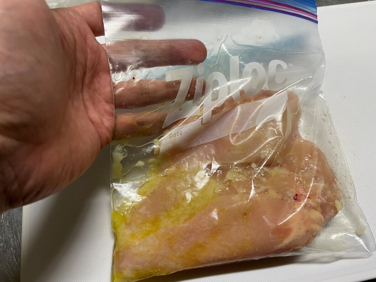 鶏むね肉をジップロックに入れる