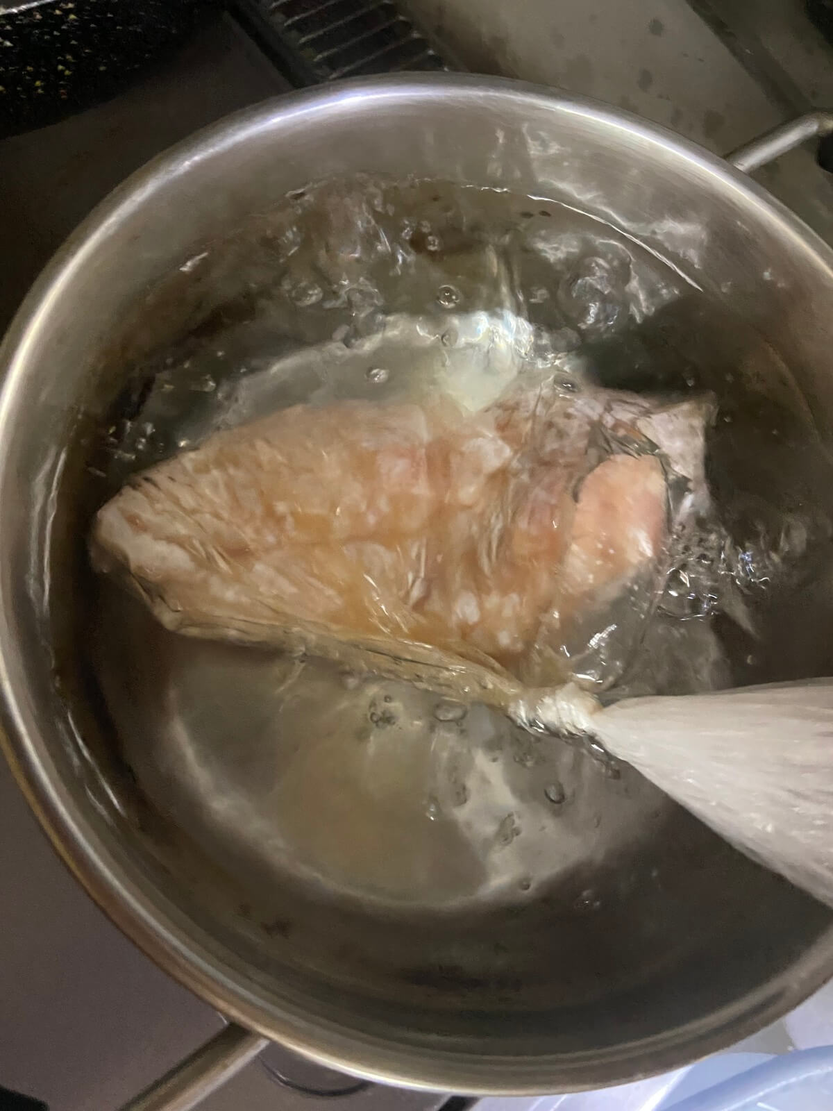 沸騰したお湯にアイラップ（鶏むね肉）をいれる