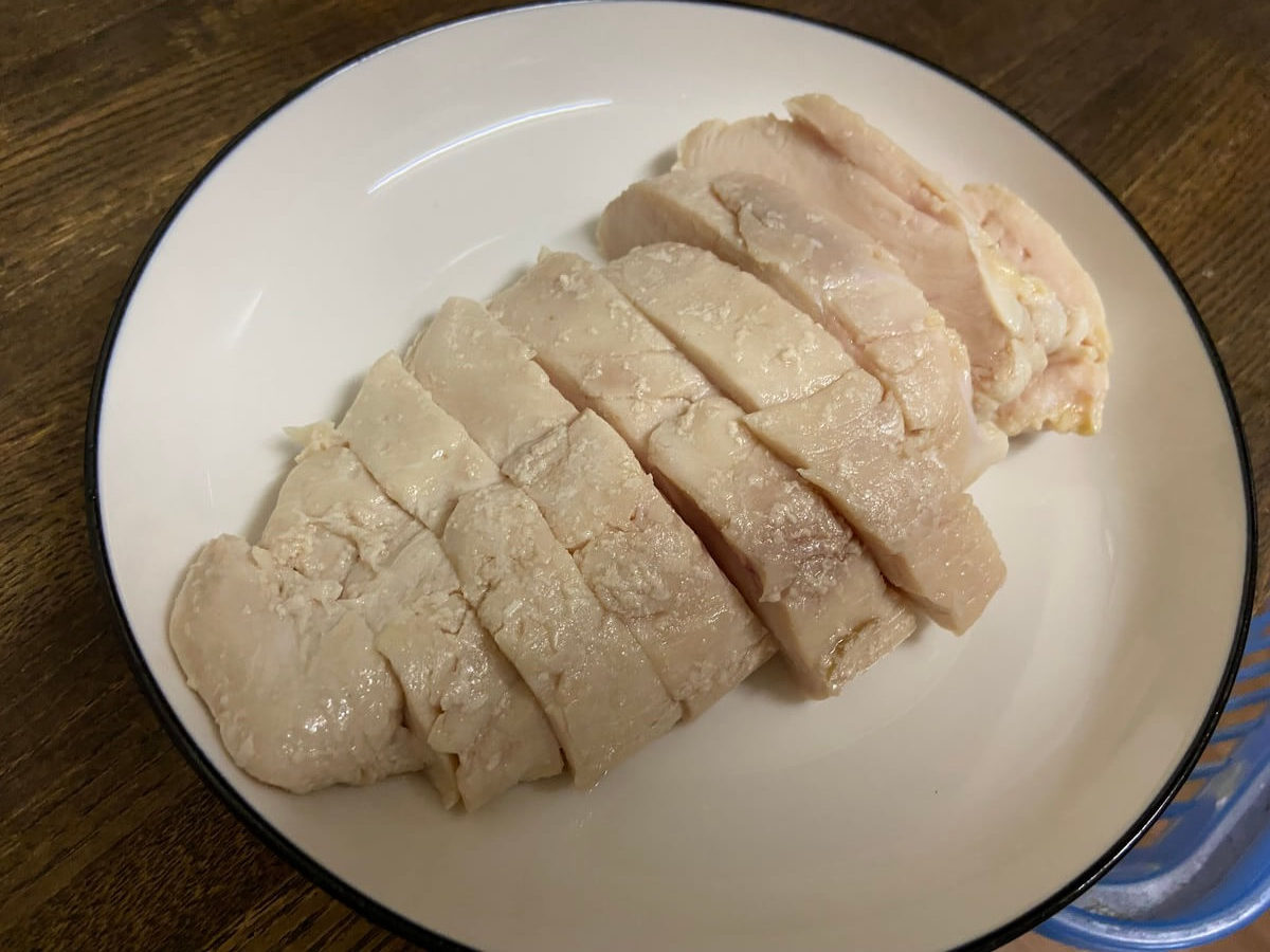 TESCOMで調理した鶏むね肉をお皿に盛りつけ