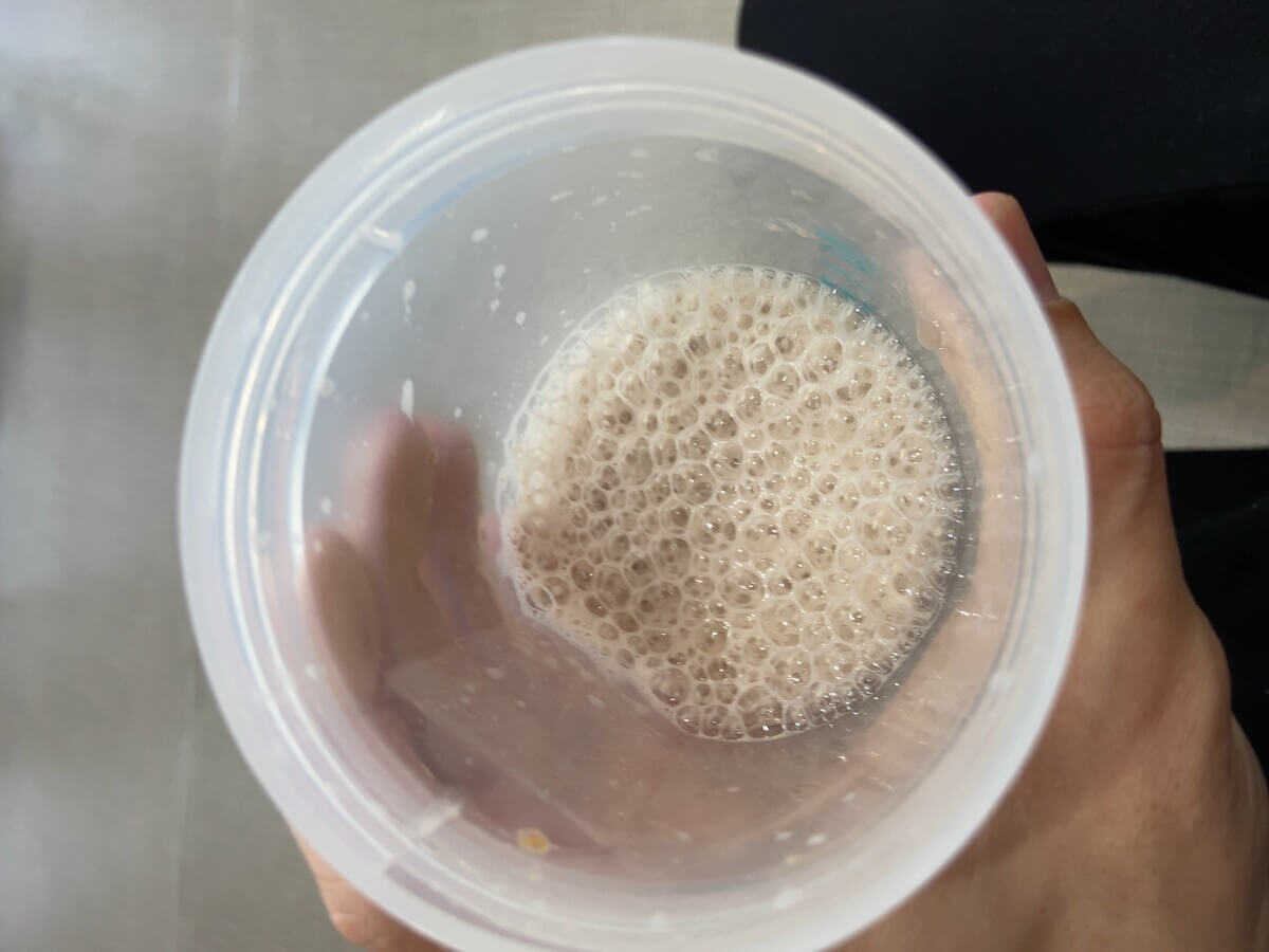 冷たい水の泡立ち